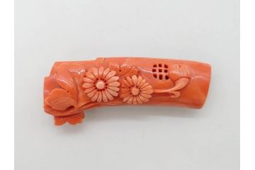 珊瑚元祖 土佐 高知京町　花彫刻　美しい色合いがアクセントになる珊瑚の帯留め(サンゴ、和装小物、着物道具、帯締め、アクセサリー、コーラル)(R-076862)