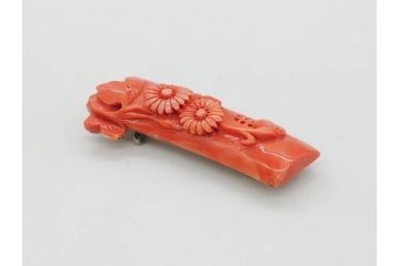 珊瑚元祖 土佐 高知京町　花彫刻　美しい色合いがアクセントになる珊瑚の帯留め(サンゴ、和装小物、着物道具、帯締め、アクセサリー、コーラル)(R-076862)