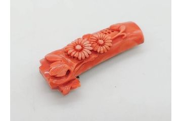珊瑚元祖 土佐 高知京町　花彫刻　美しい色合いがアクセントになる珊瑚の帯留め(サンゴ、和装小物、着物道具、帯締め、アクセサリー、コーラル)(R-076862)