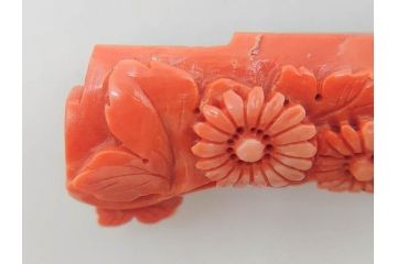 珊瑚元祖 土佐 高知京町　花彫刻　美しい色合いがアクセントになる珊瑚の帯留め(サンゴ、和装小物、着物道具、帯締め、アクセサリー、コーラル)(R-076862)