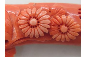 珊瑚元祖 土佐 高知京町　花彫刻　美しい色合いがアクセントになる珊瑚の帯留め(サンゴ、和装小物、着物道具、帯締め、アクセサリー、コーラル)(R-076862)