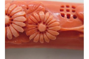 珊瑚元祖 土佐 高知京町　花彫刻　美しい色合いがアクセントになる珊瑚の帯留め(サンゴ、和装小物、着物道具、帯締め、アクセサリー、コーラル)(R-076862)