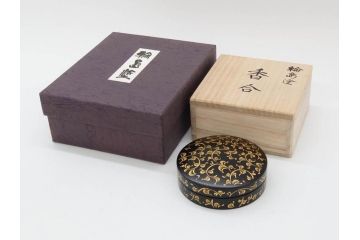 輪島塗　蔦屋漆器店　沈金　唐草　優雅な美しさをまとう香合(漆器、香道具、茶道具、小物入れ、共箱付き)(R-076865)