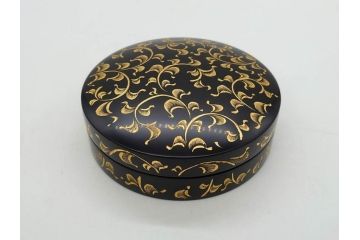 輪島塗　蔦屋漆器店　沈金　唐草　優雅な美しさをまとう香合(漆器、香道具、茶道具、小物入れ、共箱付き)(R-076865)