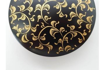 輪島塗　蔦屋漆器店　沈金　唐草　優雅な美しさをまとう香合(漆器、香道具、茶道具、小物入れ、共箱付き)(R-076865)