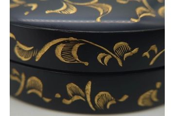 輪島塗　蔦屋漆器店　沈金　唐草　優雅な美しさをまとう香合(漆器、香道具、茶道具、小物入れ、共箱付き)(R-076865)