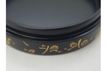 輪島塗　蔦屋漆器店　沈金　唐草　優雅な美しさをまとう香合(漆器、香道具、茶道具、小物入れ、共箱付き)(R-076865)