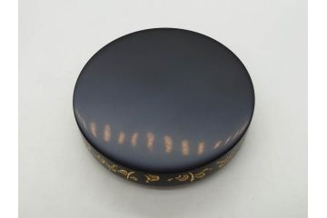 輪島塗　蔦屋漆器店　沈金　唐草　優雅な美しさをまとう香合(漆器、香道具、茶道具、小物入れ、共箱付き)(R-076865)