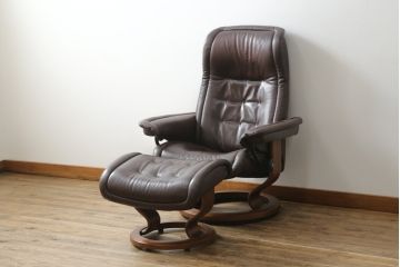 中古　EKORNES(エコーネス)　ロイヤルシリーズ　極上のくつろぎの時間を演出するストレスレスチェア+オットマンのセット(クラシックベース、アームチェア、リクライニングチェア、椅子、イス、1人掛けソファ、1Pソファ、フットスツール、北欧)(R-076877)