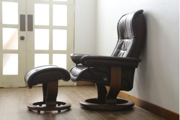 中古　EKORNES(エコーネス)　ロイヤルシリーズ　極上のくつろぎの時間を演出するストレスレスチェア+オットマンのセット(クラシックベース、アームチェア、リクライニングチェア、椅子、イス、1人掛けソファ、1Pソファ、フットスツール、北欧)(R-076877)