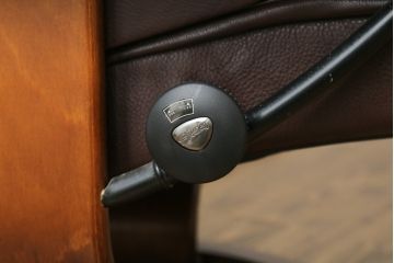 中古　EKORNES(エコーネス)　ロイヤルシリーズ　極上のくつろぎの時間を演出するストレスレスチェア+オットマンのセット(クラシックベース、アームチェア、リクライニングチェア、椅子、イス、1人掛けソファ、1Pソファ、フットスツール、北欧)(R-076877)