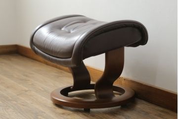 中古　EKORNES(エコーネス)　ロイヤルシリーズ　極上のくつろぎの時間を演出するストレスレスチェア+オットマンのセット(クラシックベース、アームチェア、リクライニングチェア、椅子、イス、1人掛けソファ、1Pソファ、フットスツール、北欧)(R-076877)