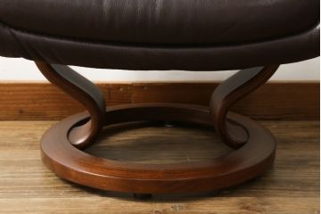 中古　EKORNES(エコーネス)　ロイヤルシリーズ　極上のくつろぎの時間を演出するストレスレスチェア+オットマンのセット(クラシックベース、アームチェア、リクライニングチェア、椅子、イス、1人掛けソファ、1Pソファ、フットスツール、北欧)(R-076877)