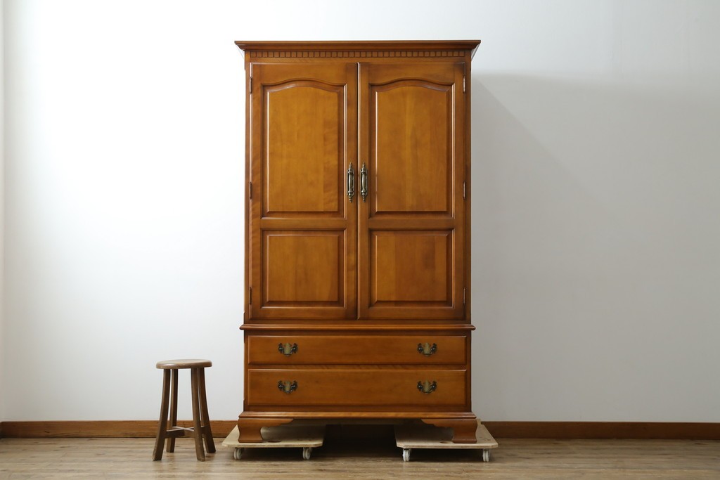 中古　横浜ダニエル(daniel)　アーリーアメリカンシリーズ　気品漂うデザインが魅力のA-102型和タンス　定価約150万円　(R-076878)