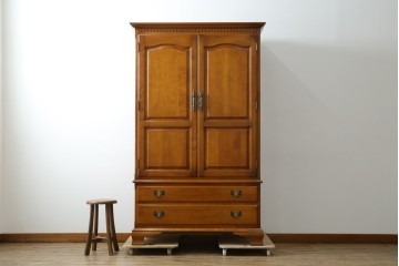 中古　横浜ダニエル(daniel)　アーリーアメリカンシリーズ　気品漂うデザインが魅力のA-102型和タンス　定価約150万円　(R-076878)