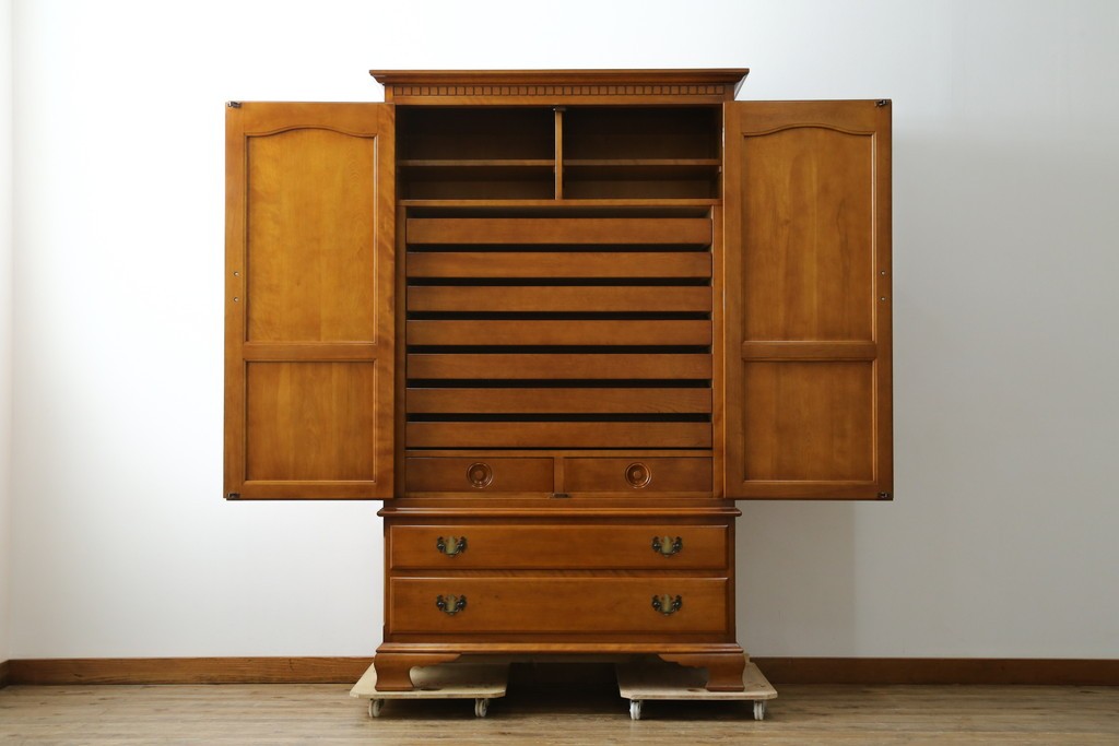 中古　横浜ダニエル(daniel)　アーリーアメリカンシリーズ　気品漂うデザインが魅力のA-102型和タンス　定価約150万円　(R-076878)