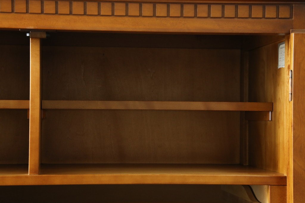 中古　横浜ダニエル(daniel)　アーリーアメリカンシリーズ　気品漂うデザインが魅力のA-102型和タンス　定価約150万円　(R-076878)