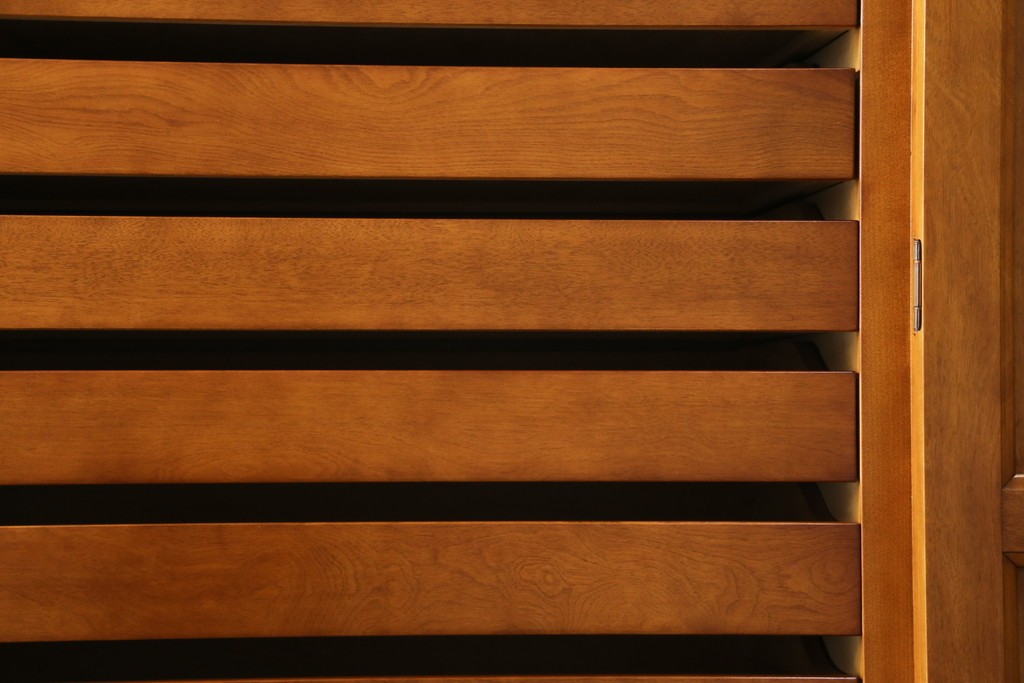 中古　横浜ダニエル(daniel)　アーリーアメリカンシリーズ　気品漂うデザインが魅力のA-102型和タンス　定価約150万円　(R-076878)