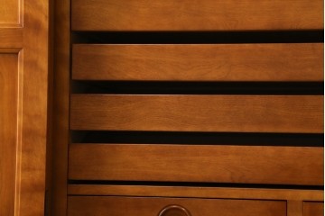 中古　横浜ダニエル(daniel)　アーリーアメリカンシリーズ　気品漂うデザインが魅力のA-102型和タンス　定価約150万円　(R-076878)