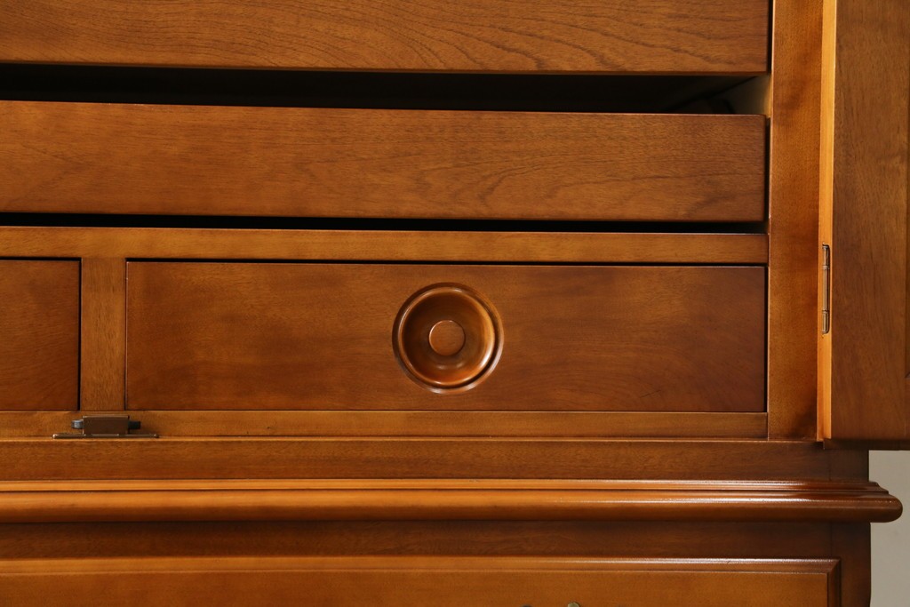 中古　横浜ダニエル(daniel)　アーリーアメリカンシリーズ　気品漂うデザインが魅力のA-102型和タンス　定価約150万円　(R-076878)