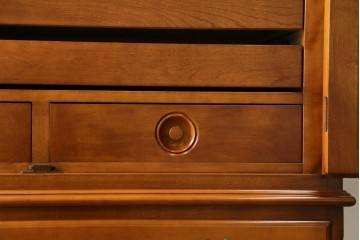 中古　横浜ダニエル(daniel)　アーリーアメリカンシリーズ　気品漂うデザインが魅力のA-102型和タンス　定価約150万円　(R-076878)