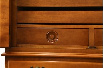 中古　横浜ダニエル(daniel)　アーリーアメリカンシリーズ　気品漂うデザインが魅力のA-102型和タンス　定価約150万円　(R-076878)