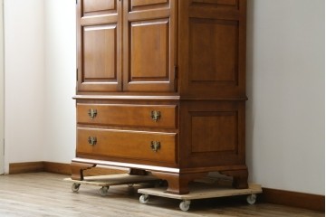 中古　横浜ダニエル(daniel)　アーリーアメリカンシリーズ　気品漂うデザインが魅力のA-102型和タンス　定価約150万円　(R-076878)