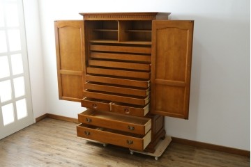 中古　横浜ダニエル(daniel)　アーリーアメリカンシリーズ　気品漂うデザインが魅力のA-102型和タンス　定価約150万円　(R-076878)