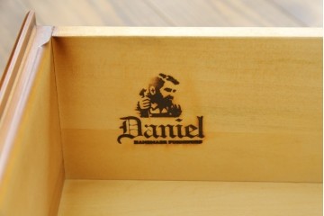 中古　横浜ダニエル(daniel)　アーリーアメリカンシリーズ　気品漂うデザインが魅力のA-102型和タンス　定価約150万円　(R-076878)