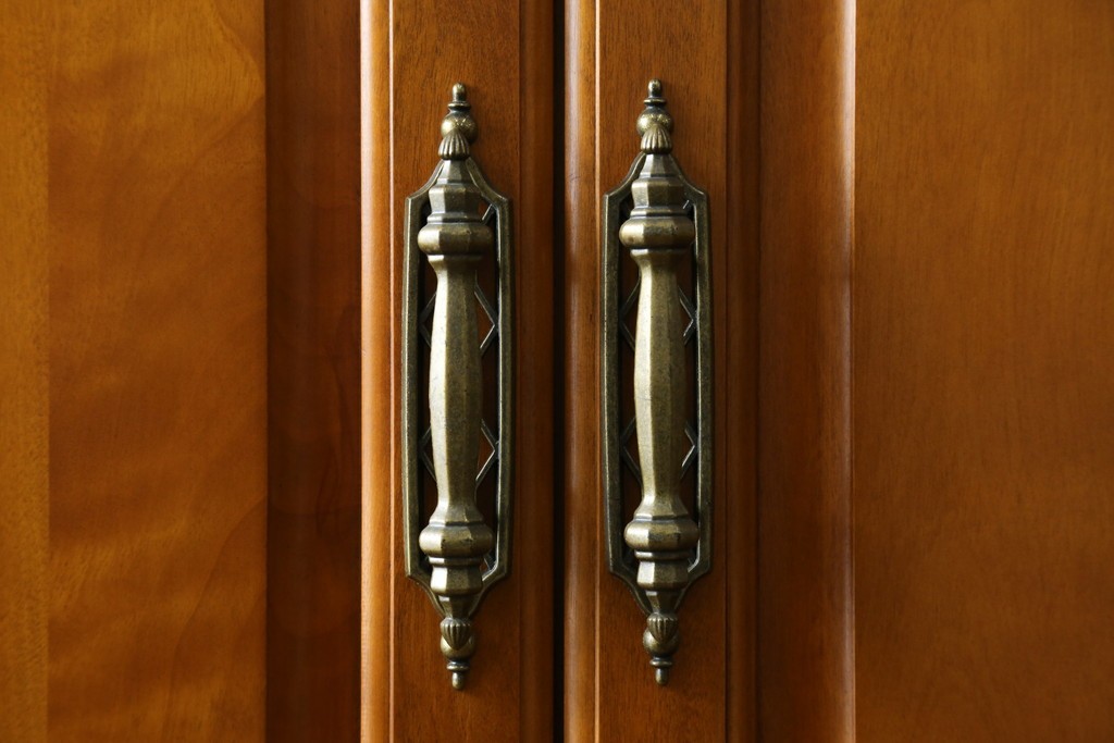 中古　横浜ダニエル(daniel)　アーリーアメリカンシリーズ　気品漂うデザインが魅力のA-102型和タンス　定価約150万円　(R-076878)