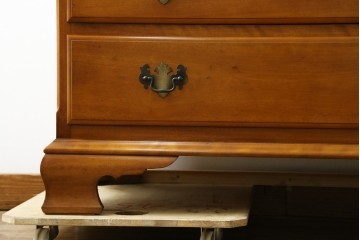 中古　横浜ダニエル(daniel)　アーリーアメリカンシリーズ　気品漂うデザインが魅力のA-102型和タンス　定価約150万円　(R-076878)
