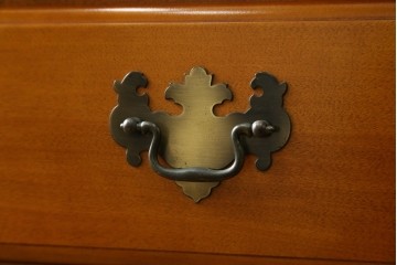 中古　横浜ダニエル(daniel)　アーリーアメリカンシリーズ　気品漂うデザインが魅力のA-102型和タンス　定価約150万円　(R-076878)