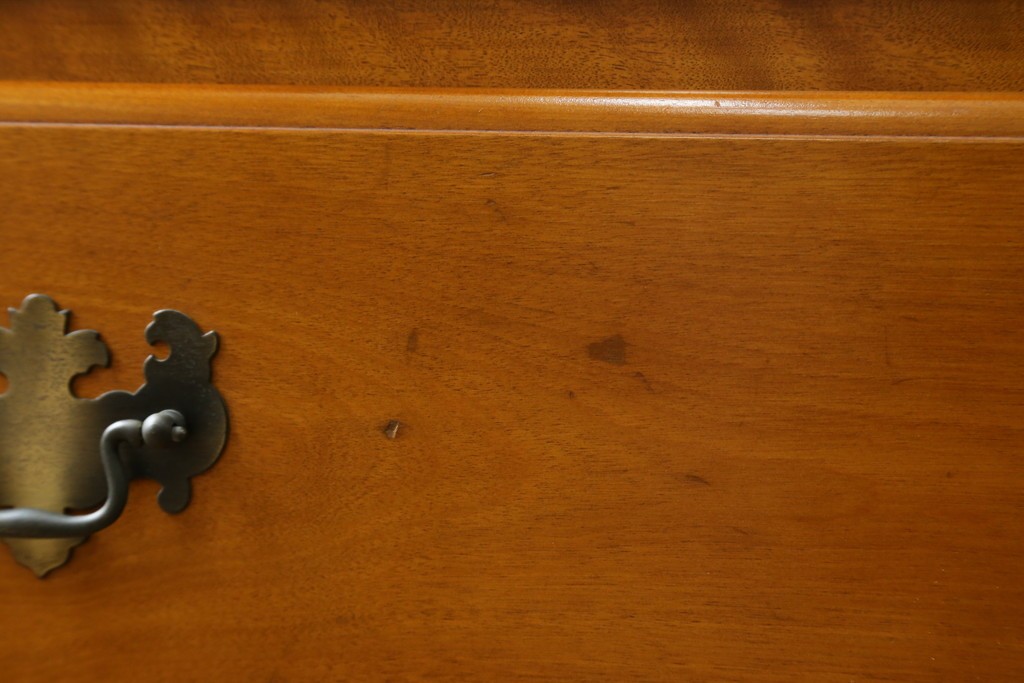 中古　横浜ダニエル(daniel)　アーリーアメリカンシリーズ　気品漂うデザインが魅力のA-102型和タンス　定価約150万円　(R-076878)