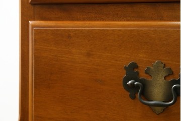 中古　横浜ダニエル(daniel)　アーリーアメリカンシリーズ　気品漂うデザインが魅力のA-102型和タンス　定価約150万円　(R-076878)