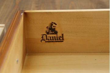 中古　横浜ダニエル(daniel)　アーリーアメリカンシリーズ　気品漂うデザインが魅力のA-102型和タンス(引き出し、衣装盆、和箪笥、衣装箪笥、着物箪笥)(定価約150万円)(R-076878)