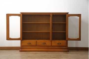 中古　美品　横浜クラシック家具　ダニエル(Daniel)　Etranger(エトランジェ)　E-208　品のある佇まいが魅力的なサイドボード(リビングボード、収納棚、戸棚、飾り棚)(R-076879)