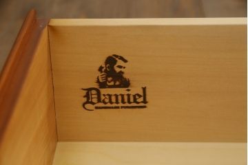 中古　美品　横浜クラシック家具　ダニエル(Daniel)　Etranger(エトランジェ)　E-208　品のある佇まいが魅力的なサイドボード(リビングボード、収納棚、戸棚、飾り棚)(R-076879)