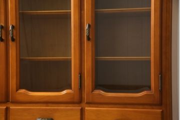 中古　美品　横浜クラシック家具　ダニエル(Daniel)　Etranger(エトランジェ)　E-208　品のある佇まいが魅力的なサイドボード(リビングボード、収納棚、戸棚、飾り棚)(R-076879)