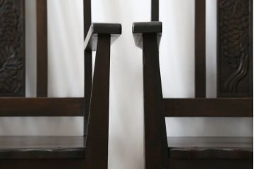 和製ビンテージ　軽井沢彫り　和モダンな佇まいが魅力的な低座アームチェア2脚セット(板座チェア、ダイニングチェア、低座椅子、低座イス、ヴィンテージ)(R-076881)