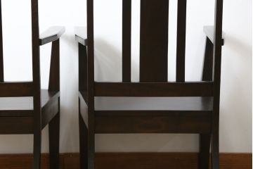 和製ビンテージ　軽井沢彫り　和モダンな佇まいが魅力的な低座アームチェア2脚セット(板座チェア、ダイニングチェア、低座椅子、低座イス、ヴィンテージ)(R-076881)
