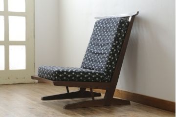 和製ヴィンテージ　小田急ハルク購入　ジョージナカシマ　CN109　CONOID CUSHION　レトロな柄のファブリックが和の雰囲気を高めるコノイドクッションチェア(ジョージ・ナカシマ、リラックスチェア、一人掛けソファ、1Pソファ、椅子、イス、ビンテージ)(R-076883)