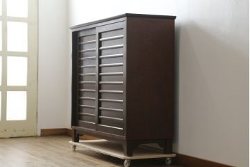 中古　九州民芸家具　和モダンな空間づくりにおすすめ! 舞良戸付きの大振りな下駄箱(シューズボックス、収納棚、戸棚)(R-076886)