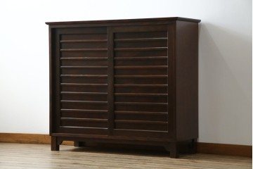 中古　九州民芸家具　和モダンな空間づくりにおすすめ! 舞良戸付きの大振りな下駄箱　(R-076886)