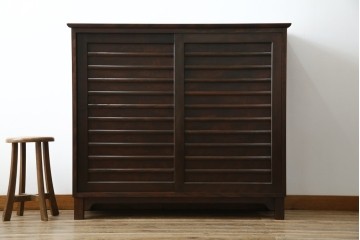 中古　九州民芸家具　和モダンな空間づくりにおすすめ! 舞良戸付きの大振りな下駄箱　(R-076886)