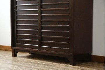 中古　九州民芸家具　和モダンな空間づくりにおすすめ! 舞良戸付きの大振りな下駄箱　(R-076886)