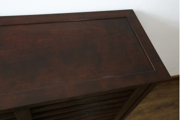 中古　九州民芸家具　和モダンな空間づくりにおすすめ! 舞良戸付きの大振りな下駄箱　(R-076886)