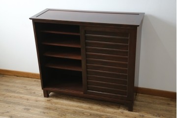 中古　九州民芸家具　和モダンな空間づくりにおすすめ! 舞良戸付きの大振りな下駄箱　(R-076886)