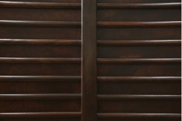 中古　九州民芸家具　和モダンな空間づくりにおすすめ! 舞良戸付きの大振りな下駄箱　(R-076886)