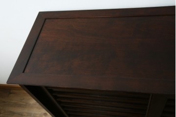 中古　九州民芸家具　和モダンな空間づくりにおすすめ! 舞良戸付きの大振りな下駄箱　(R-076886)