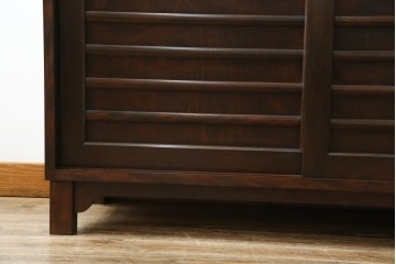 中古　九州民芸家具　和モダンな空間づくりにおすすめ! 舞良戸付きの大振りな下駄箱　(R-076886)